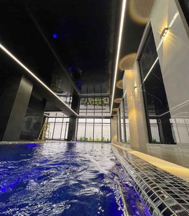 سقف کشسان با لاین نوری در استخر