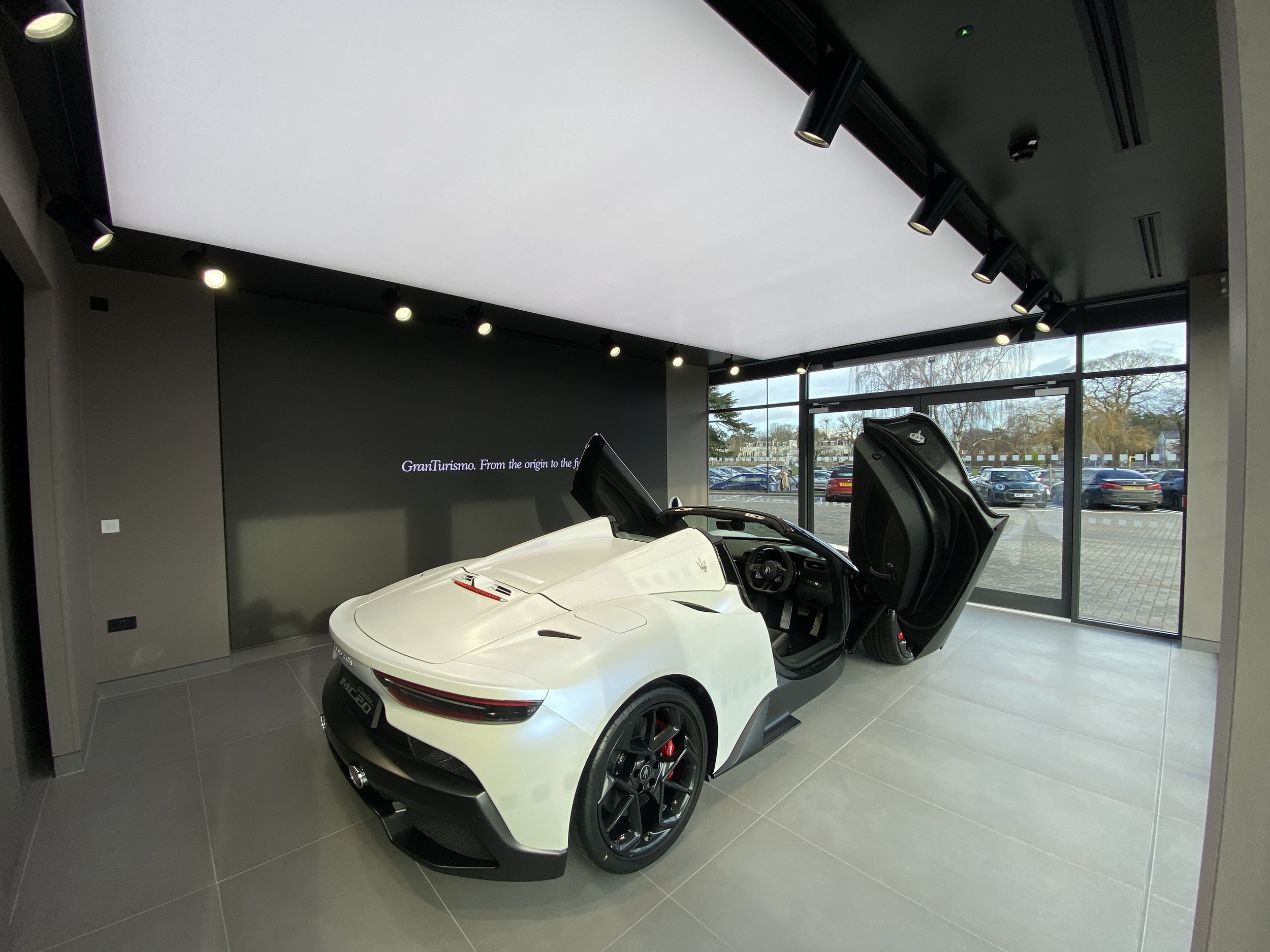 سقف کشسان ترنسپرنت در نمایشگاه خودرو